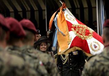 Beschrijving: Koningin Beatrix tijdens de uitreiking van de Militaire Willemsorde op het Binnenhof, 31 mei 2006.